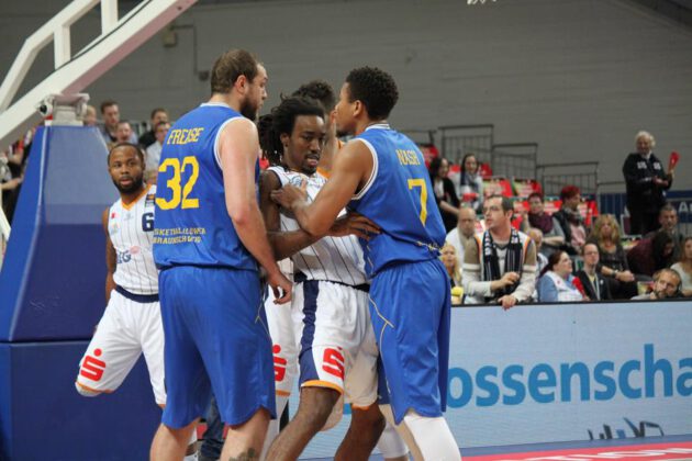 Hanse Game: Eisbären Bremerhaven vs. Basketball Löwen Braunschweig