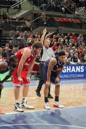 Hanse Game: Eisbären Bremerhaven vs. FC Bayern München