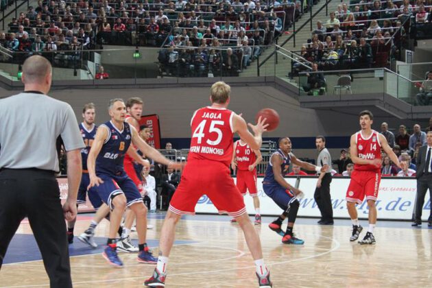 Hanse Game: Eisbären Bremerhaven vs. FC Bayern München