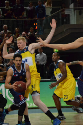 Hanse Game: Eisbären Bremerhaven vs. EWE Baskets