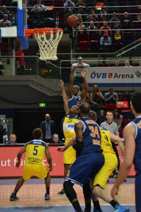 Hanse Game: Eisbären Bremerhaven vs. EWE Baskets