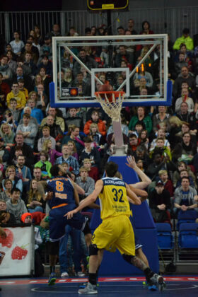 Hanse Game: Eisbären Bremerhaven vs. EWE Baskets