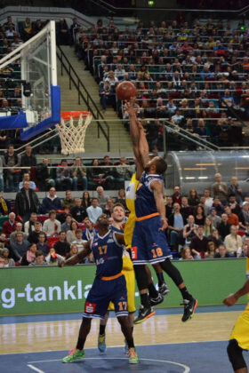 Hanse Game: Eisbären Bremerhaven vs. EWE Baskets