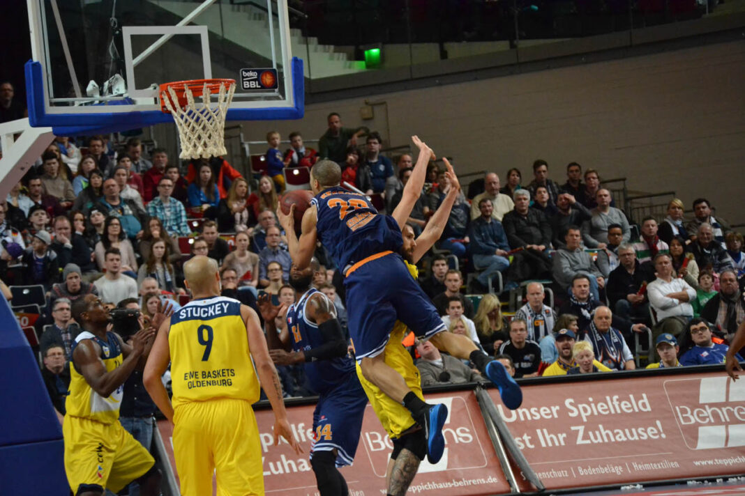 Hanse Game: Eisbären Bremerhaven vs. EWE Baskets