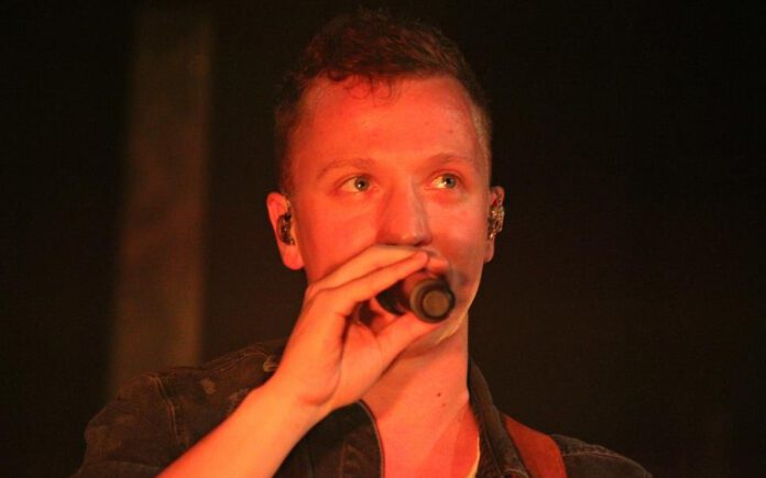 Sänger Joris live on stage