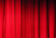 Das Bremer Bühnen-Comeback: CLUB100 bringt die Kultur zurück in unsere Hansestadt Roter Vorhang im GOP